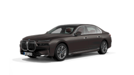 Brauner BMW 7er Limousine, seitliche Frontansicht, auf weißem Hintergrund.