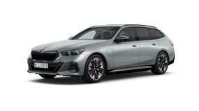 Silberner BMW Touring Plug-in-Hybrid, seitliche Ansicht, auf weißem Hintergrund.