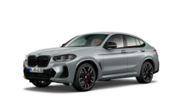 Silberner BMW X4 vor weißem Hintergrund, seitliche Frontansicht.