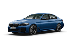 Blauer BMW 5er Limousine, seitliche Ansicht auf weißem Hintergrund.