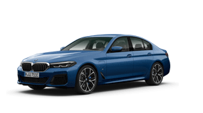 Blauer BMW 5er Limousine, seitliche Ansicht, auf weißem Hintergrund.