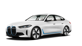 Weißer BMW i4 mit blauen Akzenten, seitlich fotografiert auf weißem Hintergrund.