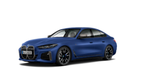 Blauer BMW i4 M50 auf weißem Hintergrund, seitliche Ansicht.