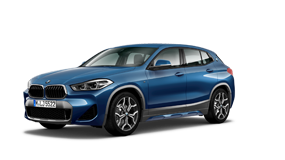 Blauer BMW X2 Plug-in Hybrid, seitliche Ansicht, vor weißem Hintergrund.