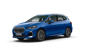 Blauer BMW 2er Hybrid in seitlicher Frontansicht auf weißem Hintergrund.