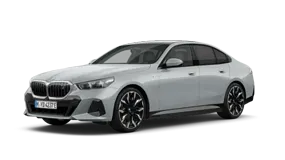 Silberner BMW i5 von der Seite auf weißem Hintergrund.