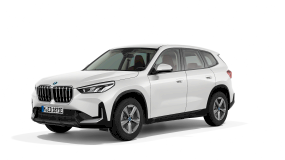 Weißer BMW-SUV auf weißem Hintergrund, schräg von vorne fotografiert.