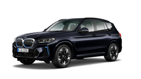 Dunkelblauer BMW iX3 SUV seitlich, vor weißem Hintergrund.