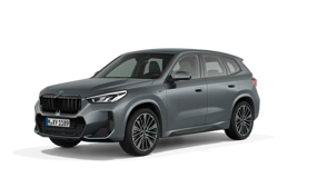 Grauer BMW SUV auf schwarzem Hintergrund, seitliche Frontansicht.