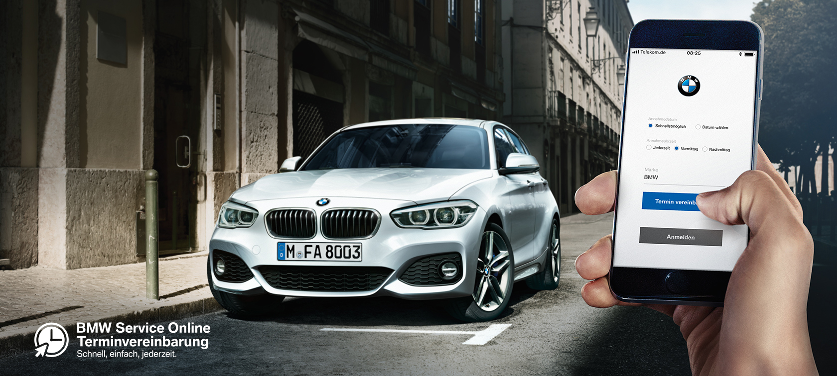 Weiße BMW-Limousine auf Straße, daneben Hand mit Smartphone, das BMW-Service-App zeigt.