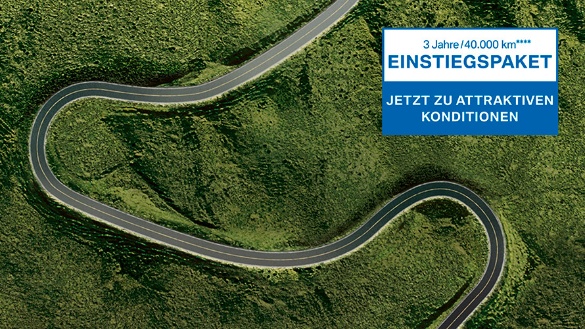 Luftaufnahme einer kurvigen Straße über grünem Hügel, Textfeld mit "Einstiegspaket" oben rechts.