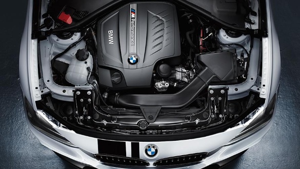 Motorraum eines BMW M Performance mit geöffneter Motorhaube, Sicht von oben.