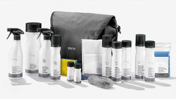 Verschiedene BMW-Pflegeprodukte und eine schwarze Tasche auf einem weißen Hintergrund.
