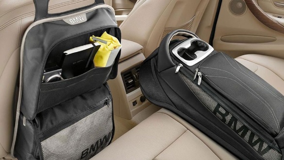 Rücksitztasche und Kühltasche in beigem BMW-Interieur; Zubehör für Komfort und Ordnung.
