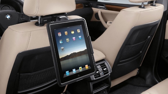 Rückbank eines BMW mit beigem Leder, iPad an Kopfstütze montiert.