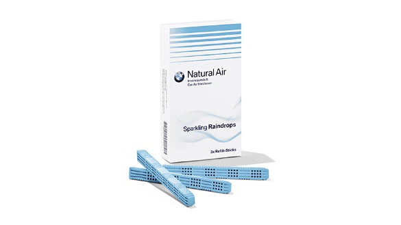 Weiße Verpackung mit blauem Muster und Text "Natural Air Sparkling Raindrops", daneben blaue Stäbchen.