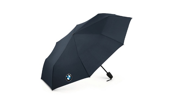 Dunkelblauer Taschenschirm mit BMW-Logo auf weißem Hintergrund.