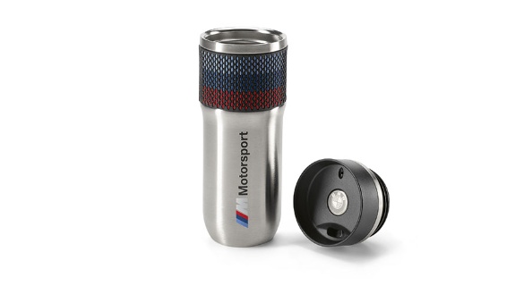 Silberne Thermoskanne mit BMW Motorsport-Logo und abgenommenem Deckel auf weißem Hintergrund.