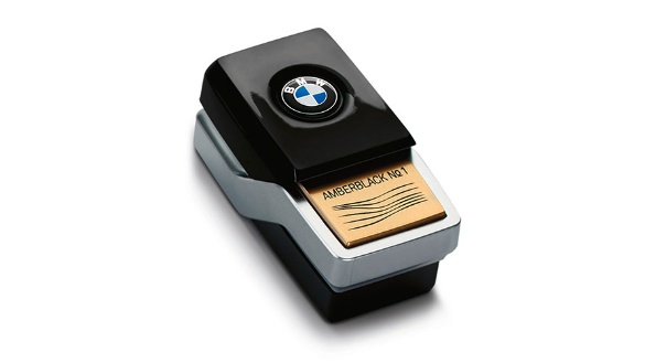 Schwarzer BMW-Duftspender „AmberBlack No.1“ mit Logo auf weißem Hintergrund.
