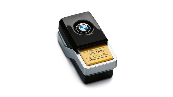 Schwarzes und silbernes BMW-Objekt mit goldenem Etikett "GOLDEN NO 1" auf weißem Hintergrund.
