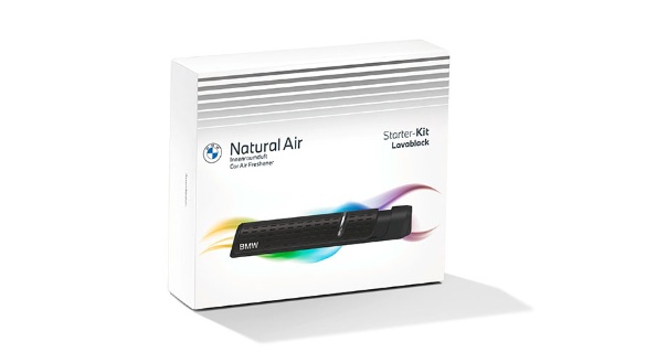 Verpackung eines BMW Natural Air Starter-Kits mit Luftverbesserer in Lavablack, bunte Grafik.