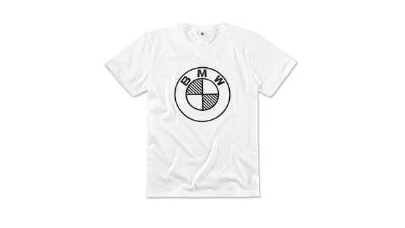 Weißes T-Shirt mit großem BMW-Logo in der Mitte.