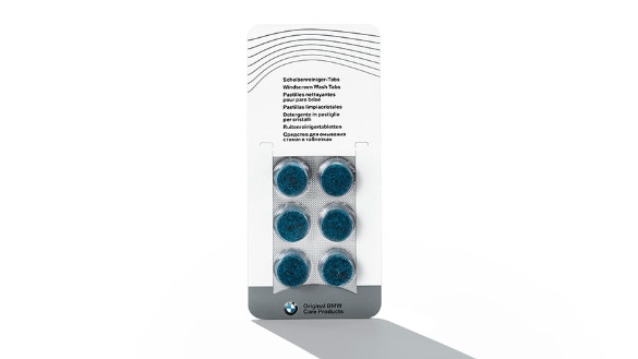Verpackung mit sechs blauen Scheibenreiniger-Tabs und BMW-Logo, weißer Hintergrund.