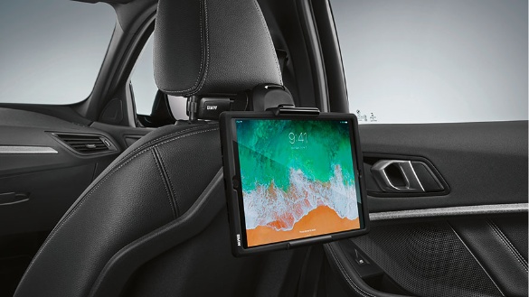 Tablet-Halterung an der Rückseite eines BMW-Vordersitzes, schwarzes Lederinterieur.