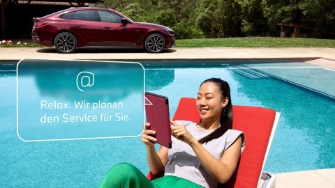 Frau auf Liege am Pool mit Tablet, rotes Auto im Hintergrund, Textblase: "Relax. Wir planen den Service für Sie."