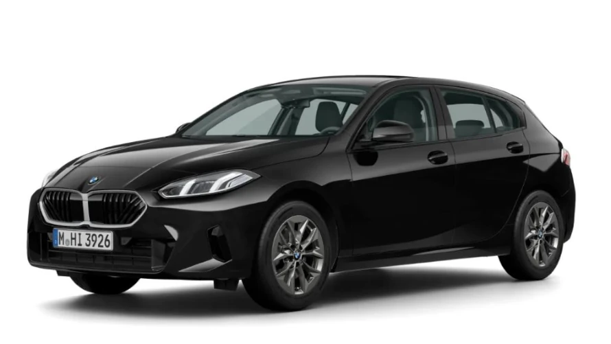 Schwarzer BMW 120i, Seitenansicht, auf weißem Hintergrund.