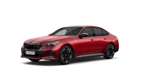 Roter BMW i5 M60 auf weißem Hintergrund, seitliche Frontansicht.