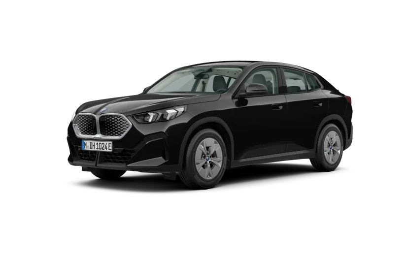 Schwarzer BMW iX2 auf weißem Hintergrund, seitliche Frontalansicht.