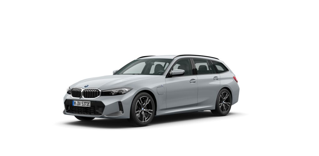 Silberner BMW 3er Touring vor weißem Hintergrund.