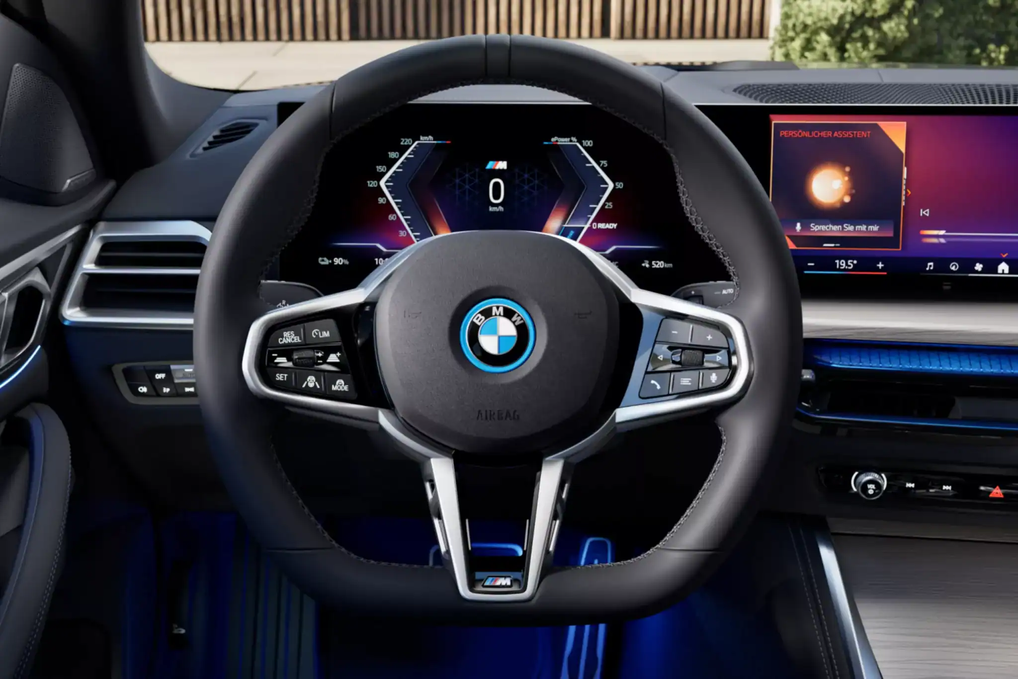 BMW i4 Innenraum mit Lenkrad und digitalem Display, moderne Bedienelemente, blaues Ambiente.