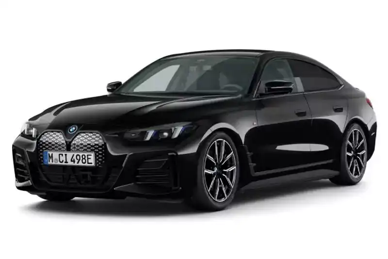 Schwarzer BMW i4, seitliche Frontansicht, auf weißem Hintergrund.