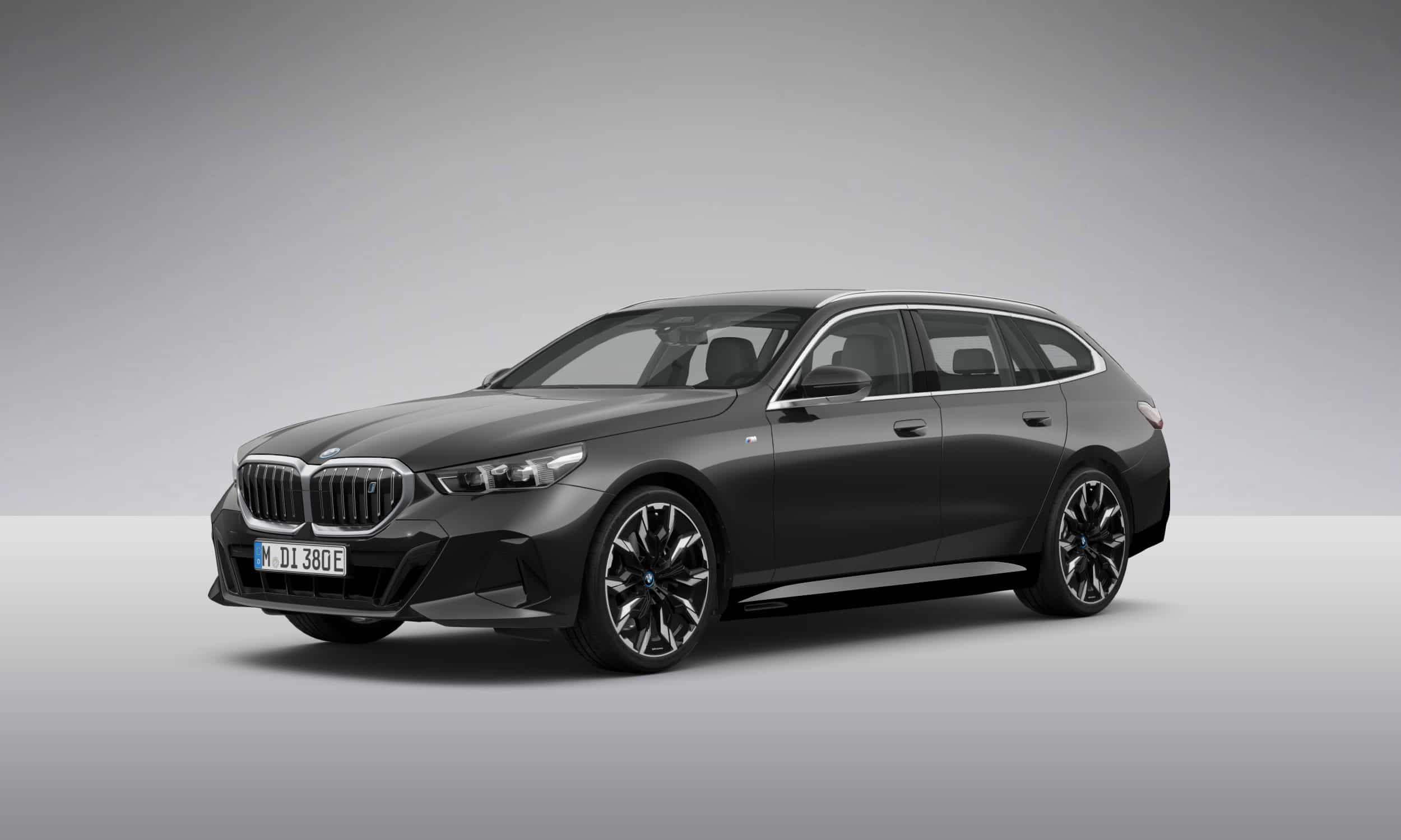 Dunkelgrauer BMW i5 Kombi vor grauem Hintergrund.