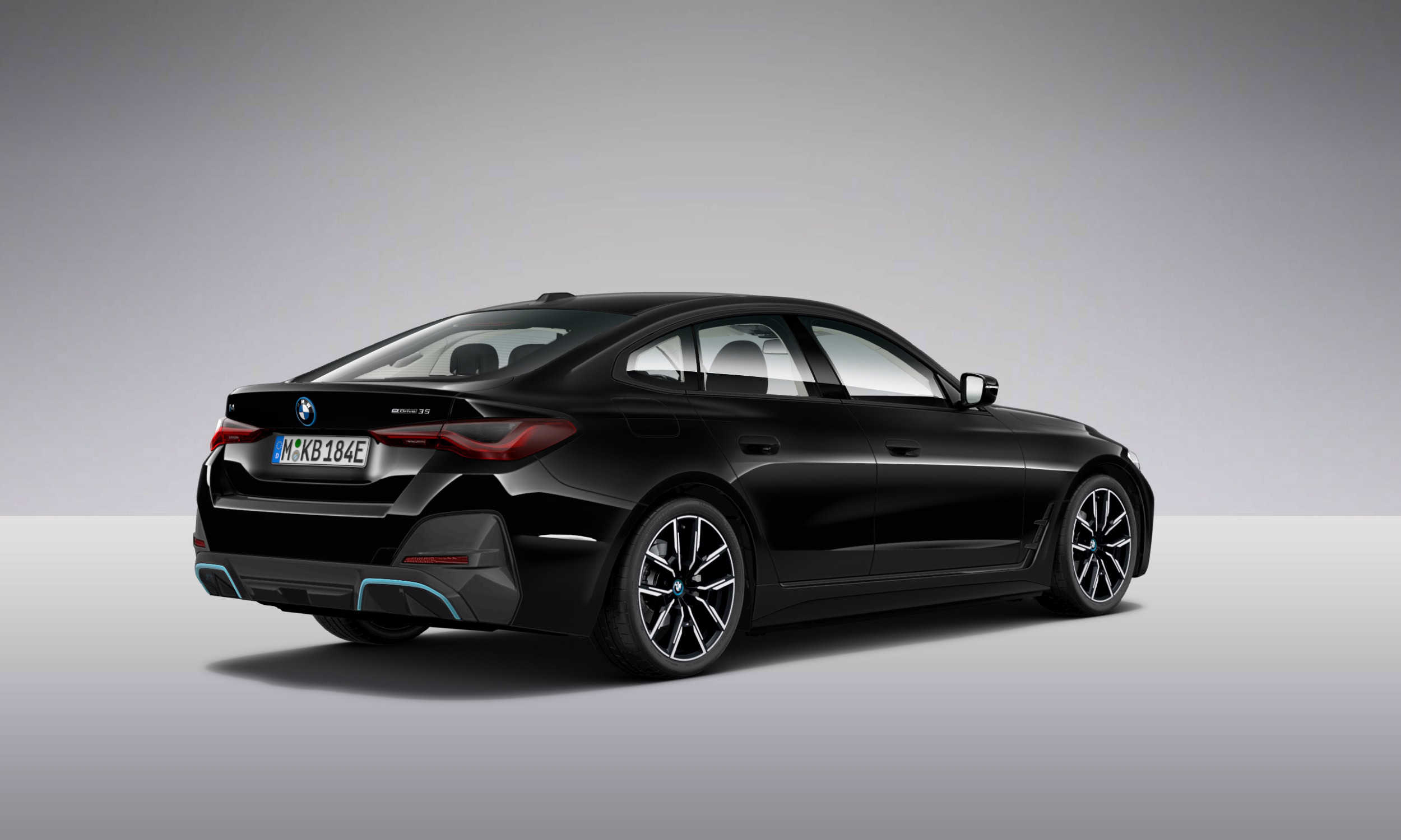 Schwarzer BMW i4, Heckansicht, im Studio vor grauem Hintergrund.