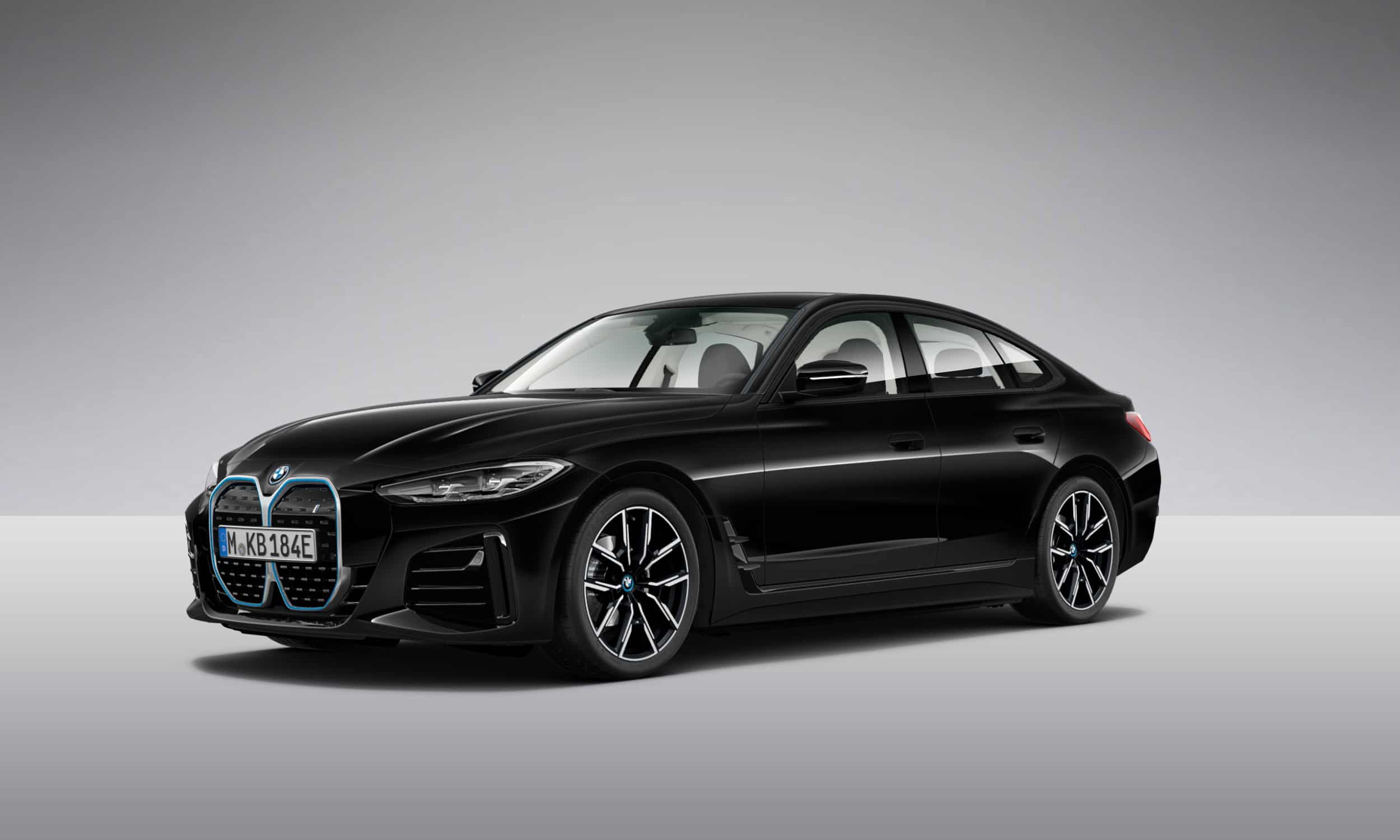 Schwarzer BMW i4 auf grauem Hintergrund, seitliche Ansicht.
